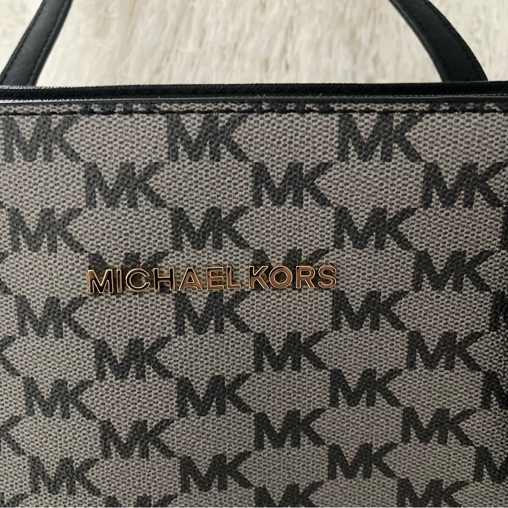Michael Kors Jet Set Travel Tote - Picture 3 of 14